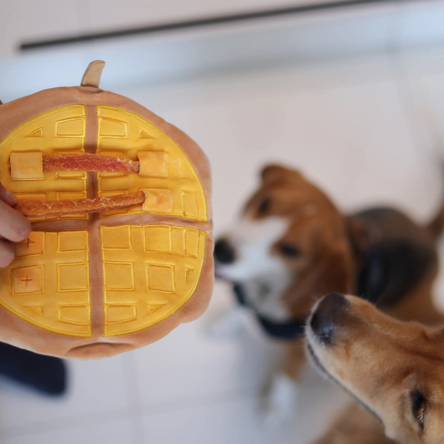 Woof² - 雞蛋仔/格仔餅二合一藏食寵物毛絨玩具